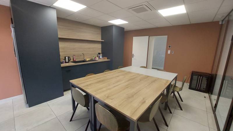 Espace cuisine créé suite à l'extension des bureaux près de Beaurepaire 