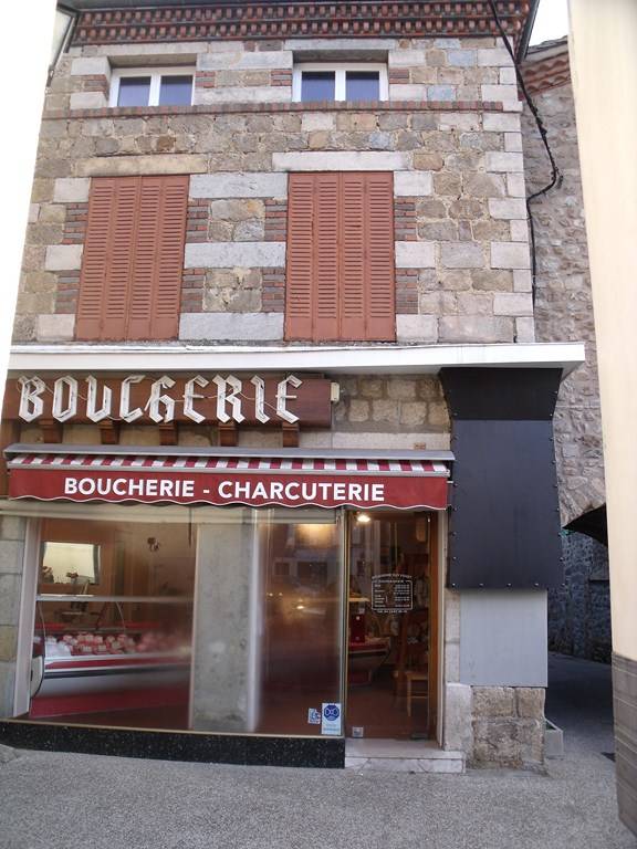 Réaménagement intérieur d'une boucherie avec ravalement de façade à Maclas près de Roussillon