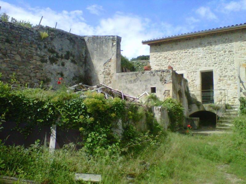 Vue extérieure d'une habitation en pierre avant travaux Vienne