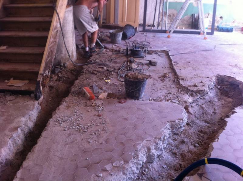 Réaménagement intérieur d'une boucherie avec ravalement de façade à Maclas près de Roussillon