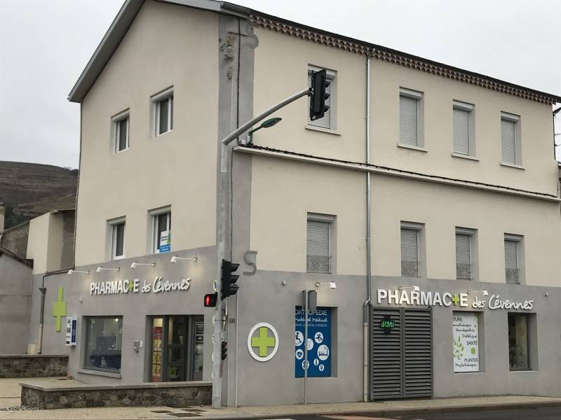 Ravalement de façade comme neuf d'une pharmacie Erôme