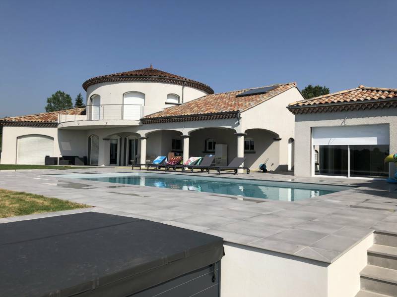 Pose belle piscine sur terrasse pour villa Charnas