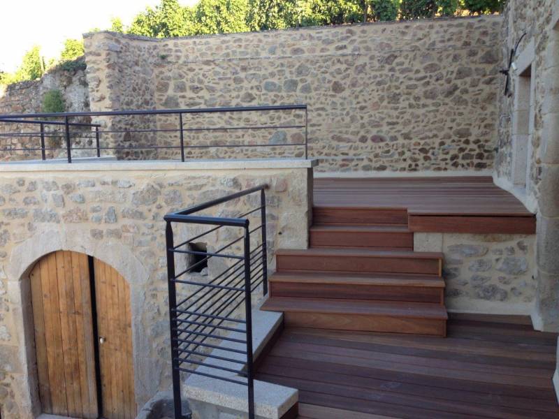 Terrasses en bois sur deux niveaux d'une habitation en pierre Annonay